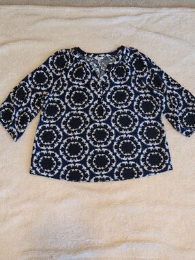 Crown & Ivy Navy and White Elephant Patterned V-Neck Size XL